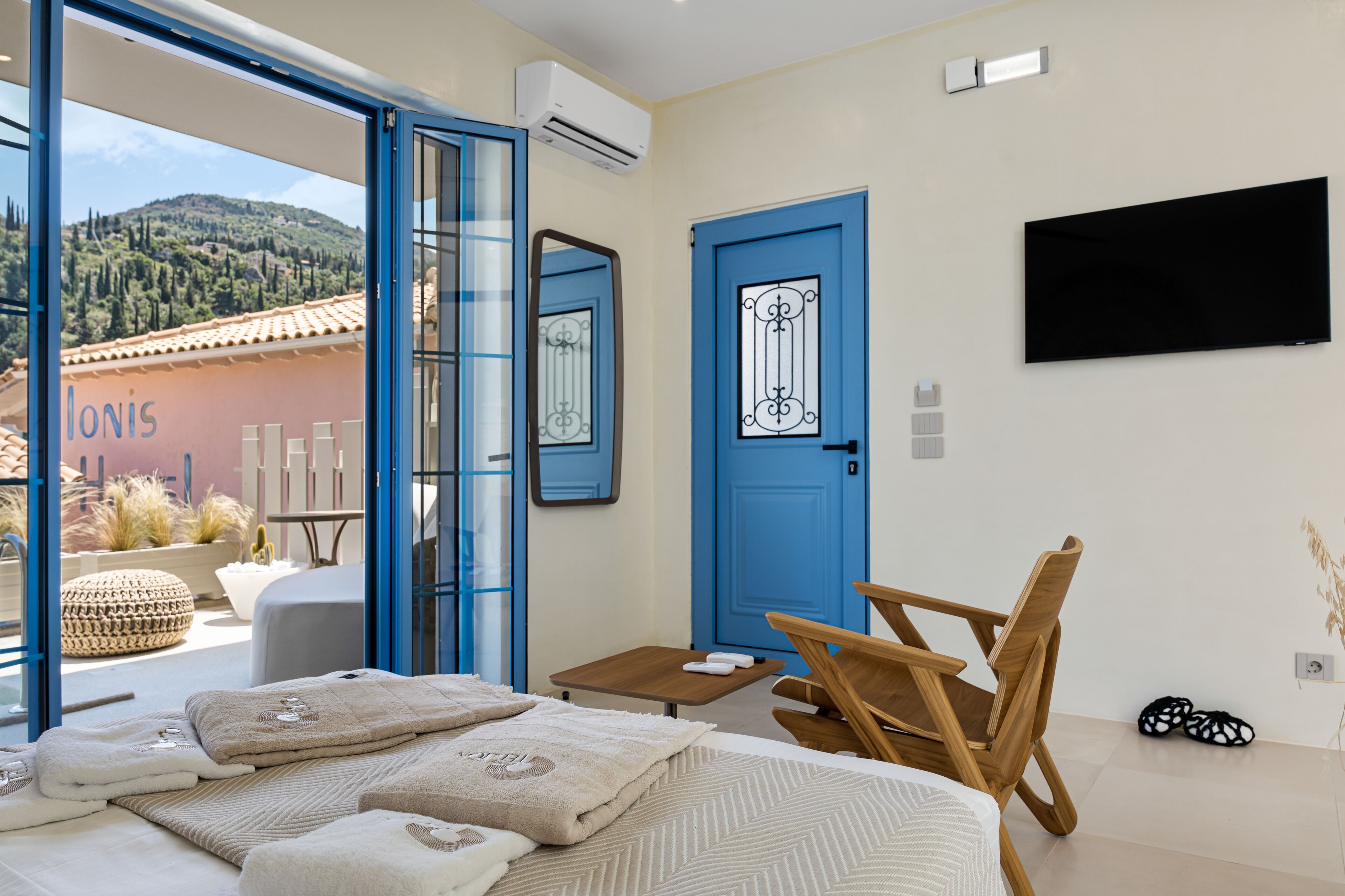 Suite de lujo, vistas parciales al mar | 1 dormitorio, escritorio, espacio para trabajar con un portátil