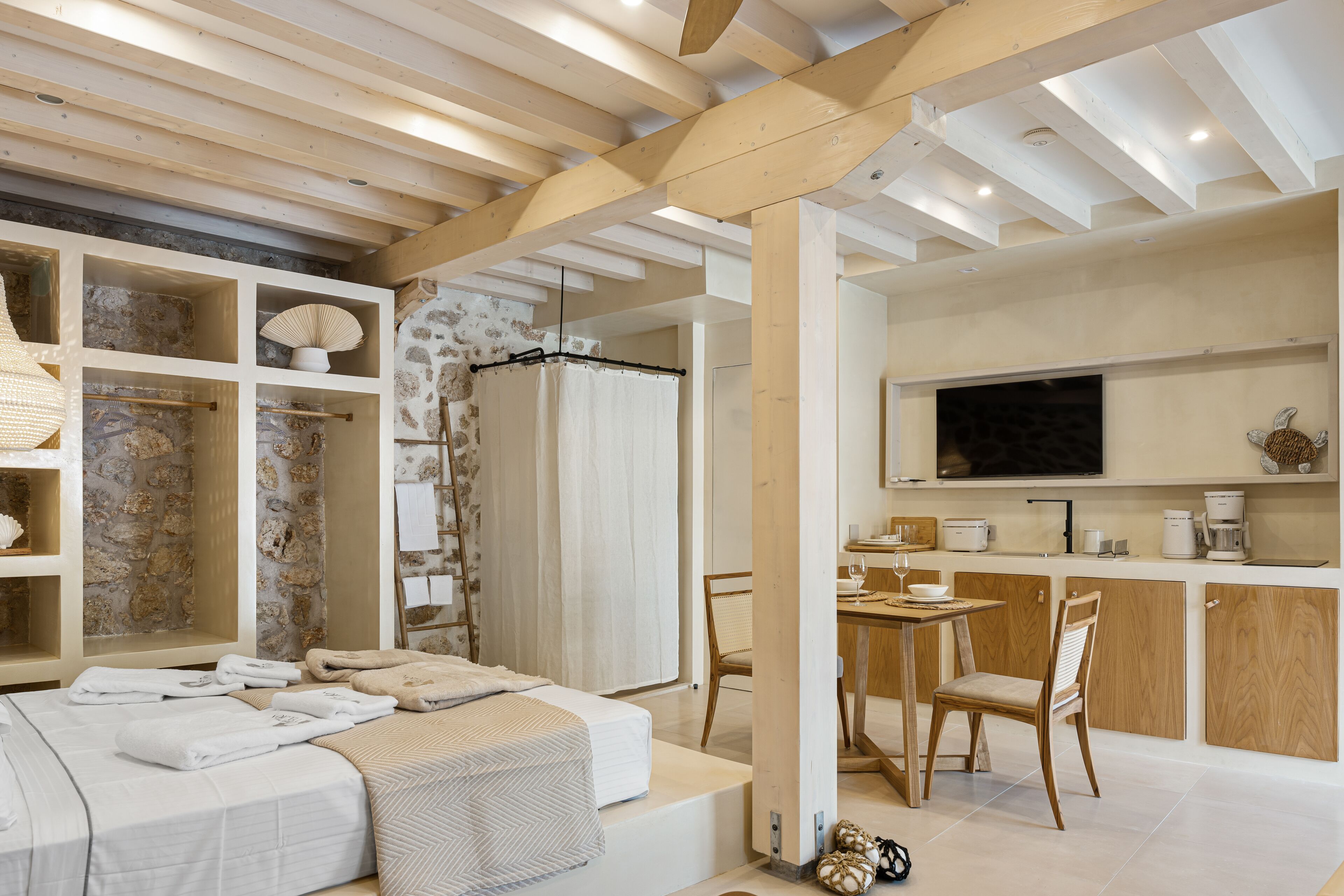 Suite Deluxe, vista mare parziale | 1 camera, una scrivania, postazione laptop, insonorizzazione