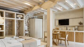 Suite Deluxe, vista mare parziale | 1 camera, una scrivania, postazione laptop, insonorizzazione