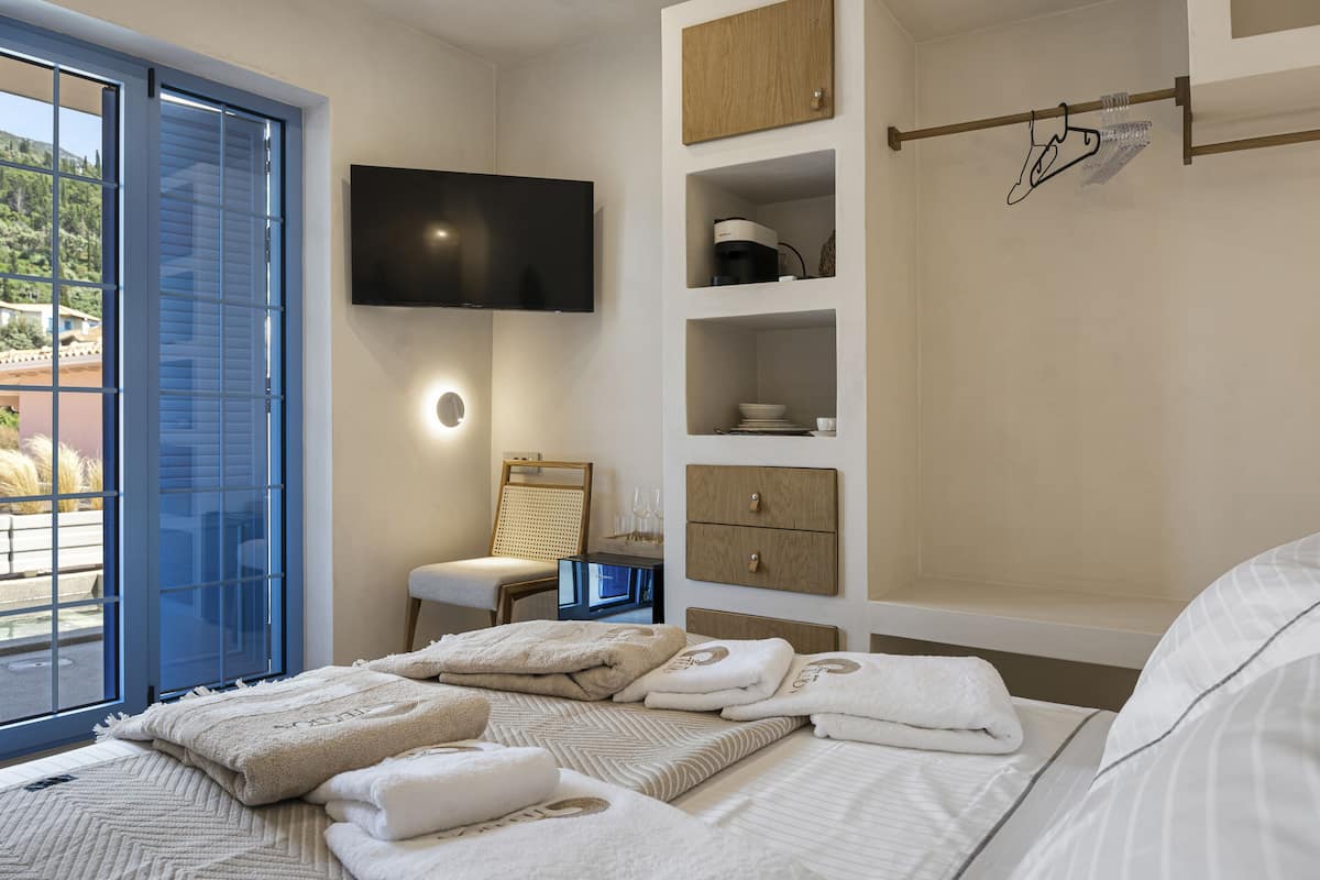 1 bedroom, desk, laptop workspace, soundproofing