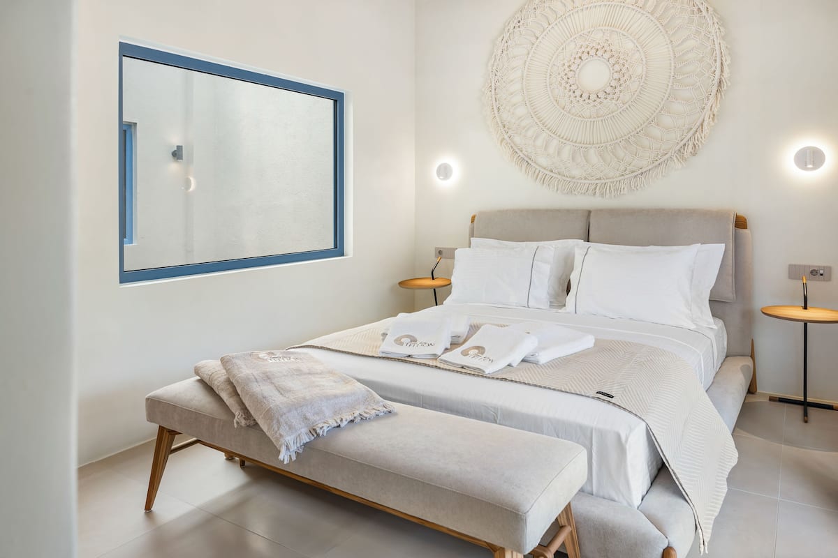 Premier Suite, Sea View | 1 bedroom, desk, laptop workspace, soundproofing