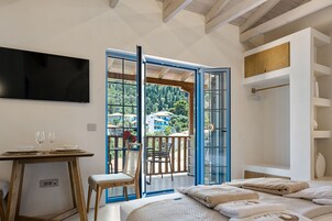 Junior Suite, Sea View | 1 bedroom, desk, laptop workspace, soundproofing