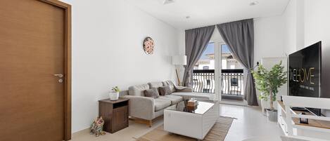 Elite-Apartment | Wohnbereich | 55-Zoll-Smart-TV mit Kabelempfang, Netflix, Streaming-Dienste