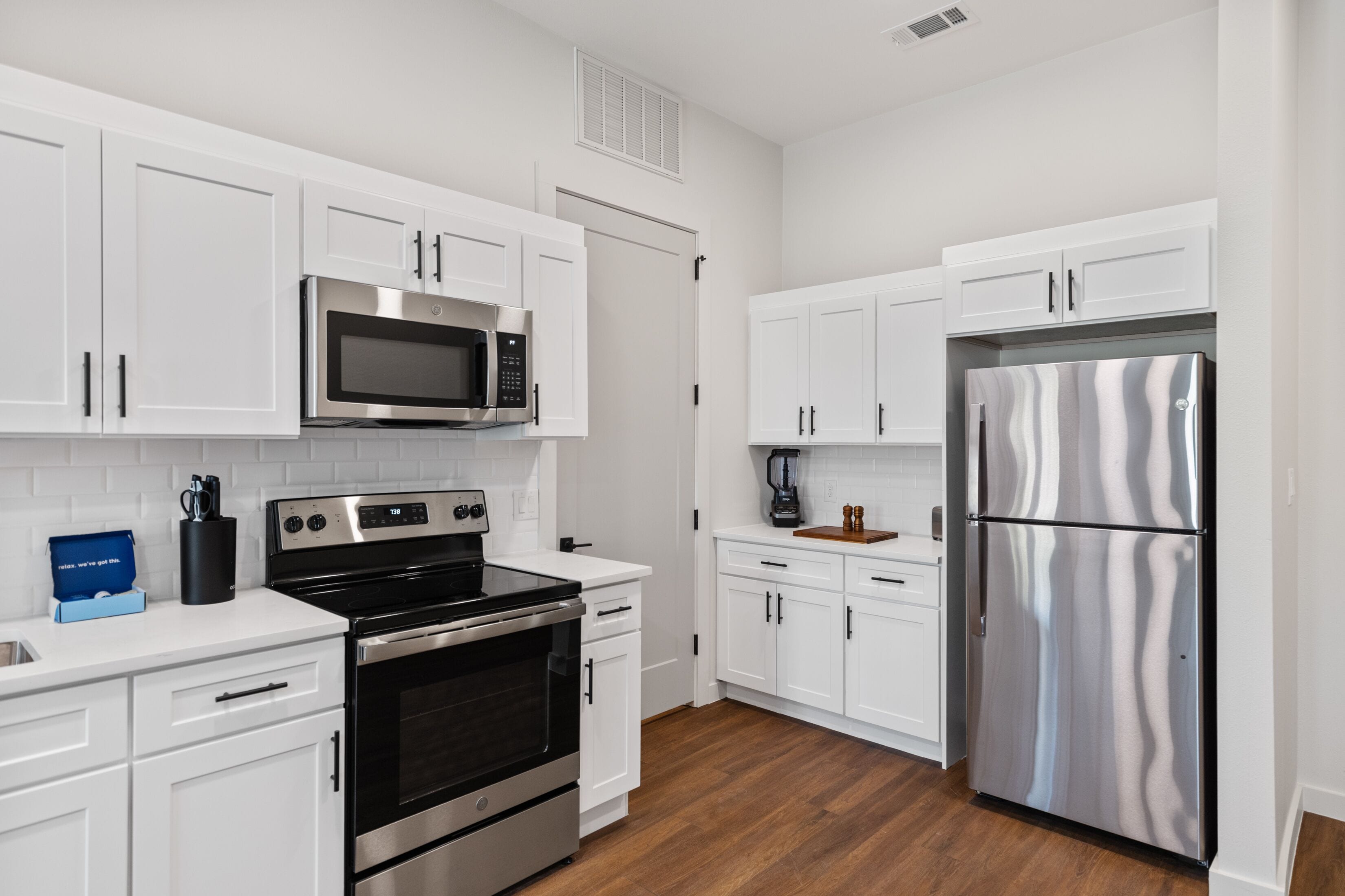 Geladeira, micro-ondas, fogão, cooktop