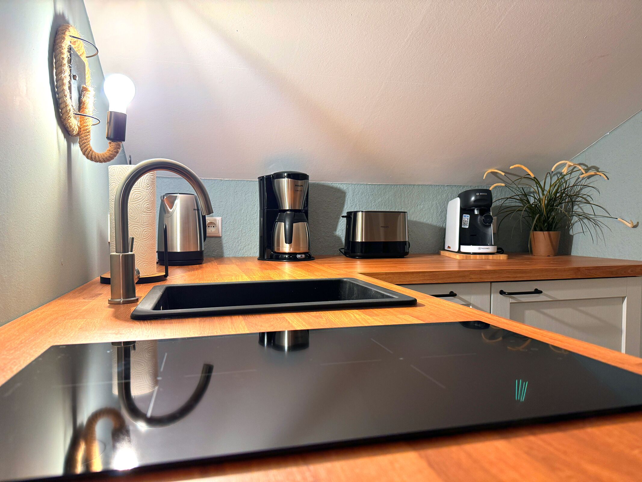 Refrigerador, parrilla de estufa, cafetera y tetera y tostadora 