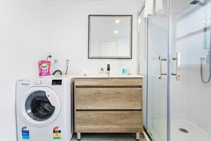 Hårføner og håndklær