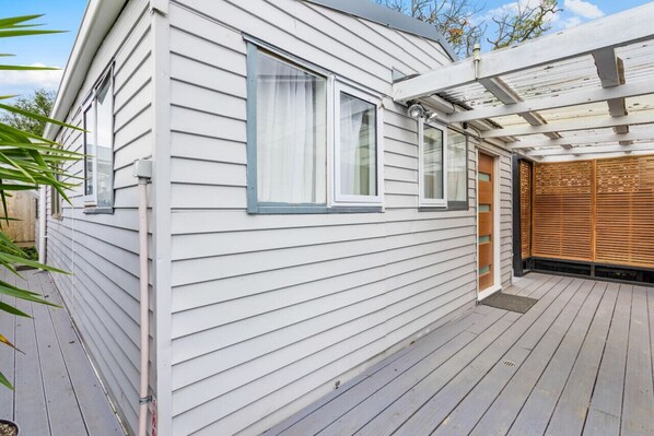 Property grounds - Calgary Cottage with Deck and Air-conditioning (Auckland Central Suburbs)