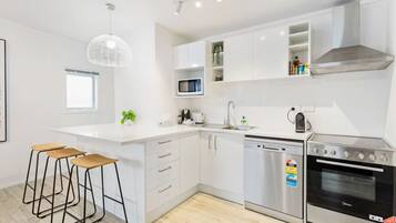 Fridge, microwave, stovetop, dishwasher