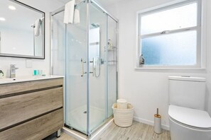 Hair dryer, towels - Calgary Cottage with Deck and Air-conditioning (Auckland Central Suburbs)