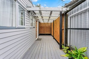 Exterior - Calgary Cottage with Deck and Air-conditioning (Auckland Central Suburbs)