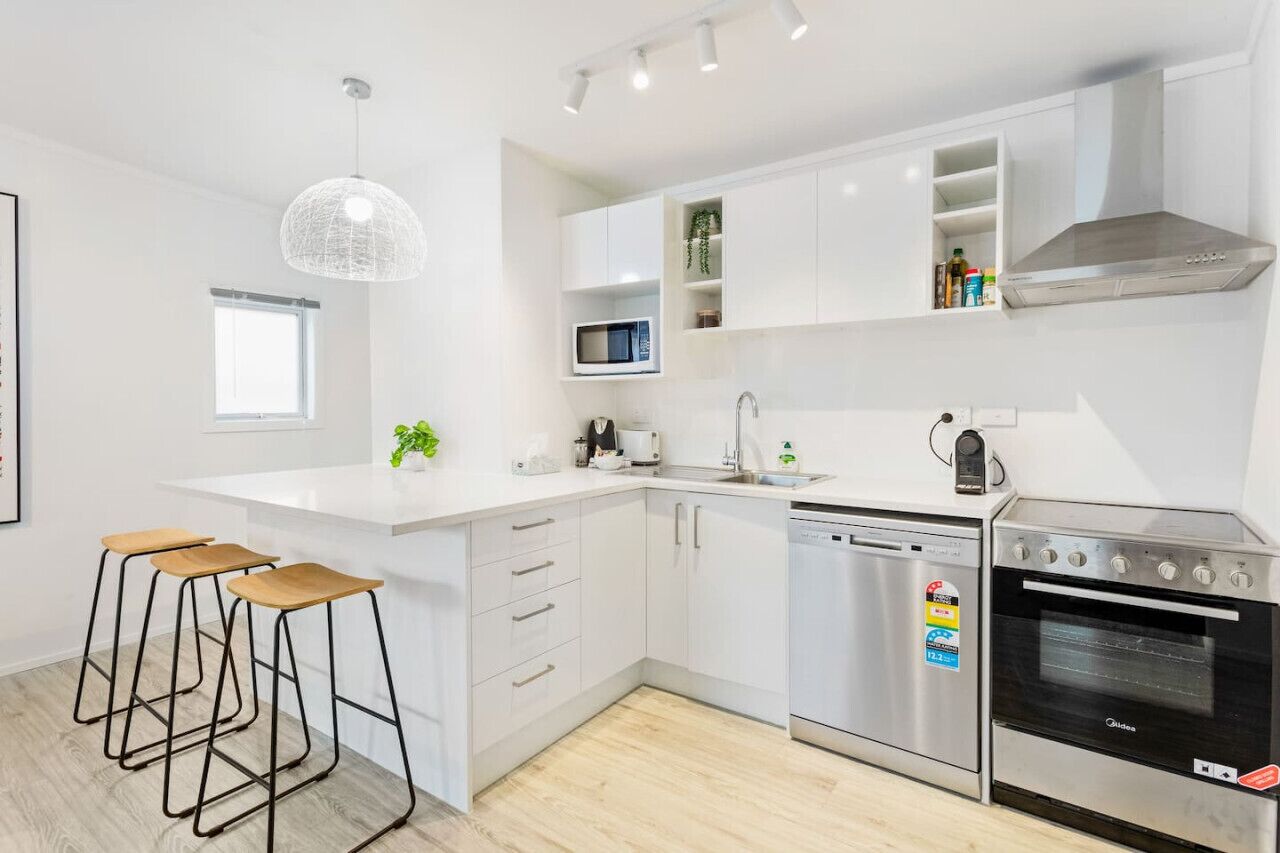 Fridge, microwave, stovetop, dishwasher