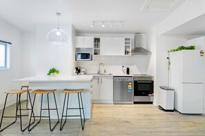 Fridge, microwave, stovetop, dishwasher - Calgary Cottage with Deck and Air-conditioning (Auckland Central Suburbs)