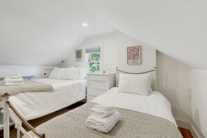 3 bedrooms, iron/ironing board, internet, bed sheets