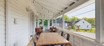Coastal charmer with screened-in porch, grill, & AC