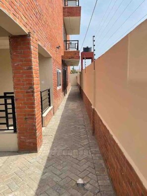 Property grounds - Luxury 3 Bed Home in Central Accra with Rooftop Terrace and FREE WiFi  (Accra)