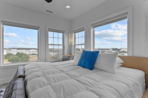 Deluxe Suite | 2 bedrooms, premium bedding, down comforters, individually decorated