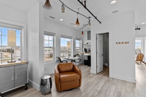 Deluxe-Suite | Hochwertige Bettwaren, Daunenbettdecken, individuell dekoriert