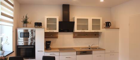 ثلاجة، ميكروويف، فرن، موقد طهي مسطح