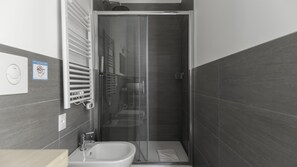 アパートメント (1 Bedroom) | バスルーム | シャワー、ビデ