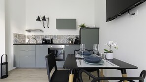Apartment (1 Bedroom) | Private kitchen | Oven, highchair, dining tables - Italianway - Casella 35 (Milan)