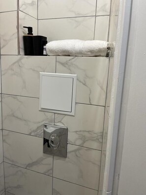 Shower, rainfall showerhead, towels, soap - Hotel'n (Fleurines)