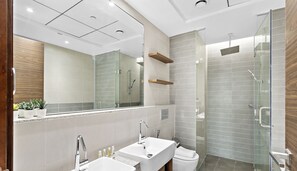 Comfort-Apartment | Badezimmer | Badewanne und Dusche (separat), Haartrockner, Handtücher