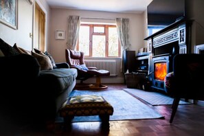 House | Living area | 32-inch Smart TV with satellite channels - The Ferns House (Stroud)