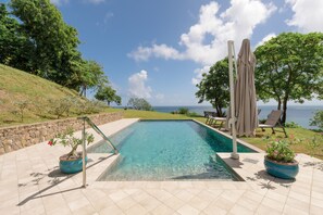 Outdoor pool - Bienvenue à la Villa Physareve Votre Résidence 4 Chambres de Rêve en Bord de mer (Le Robert)