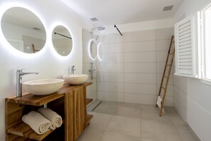 Shower, hair dryer, towels, soap - Bienvenue à la Villa Physareve Votre Résidence 4 Chambres de Rêve en Bord de mer (Le Robert)