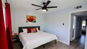 3 Schlafzimmer, Schreibtisch, Bügeleisen/Bügelbrett, Reisekinderbett