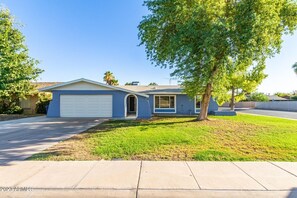 Exterior - Casa Azul in Tempe with pool, game room and grill. Sleeps 8. No chores! (Tempe)