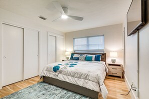 3 bedrooms, desk, iron/ironing board, travel cot - Davis Island Home w/ Lanai: 3 Mi to Downtown Tampa (Tampa)