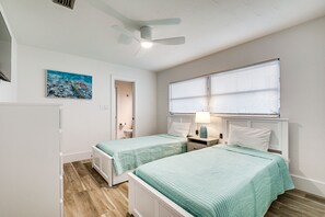 3 habitaciones, escritorio y tabla de planchar con plancha