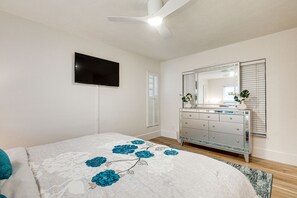 3 bedrooms, desk, iron/ironing board, travel crib
