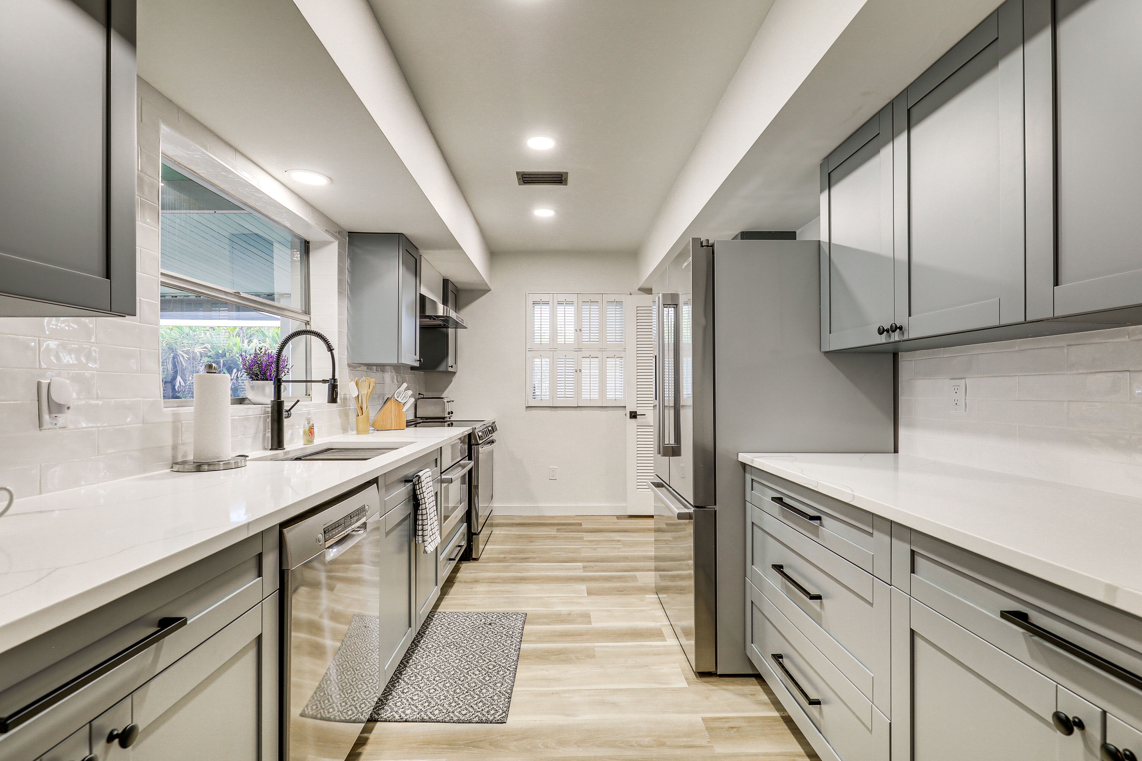 Køleskab, mikrobølgeovn, ovn, kogeplade