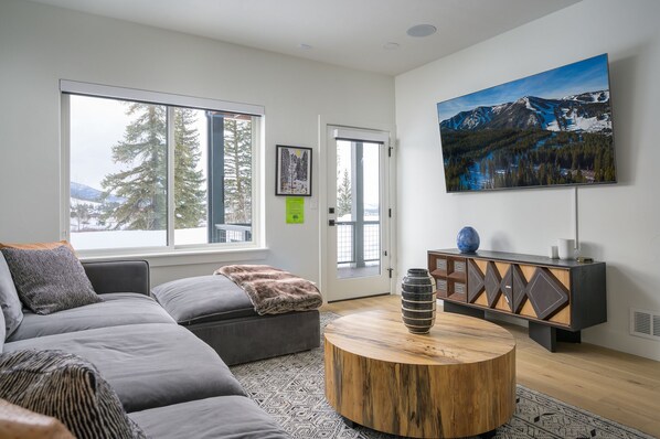 Smart TV, fireplace - River Run Chalet 101 I Great Views I Private Hot Tub I Bunk Room I Discounted Attractions (Fraser)