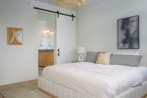 3 habitaciones, tabla de planchar con plancha y cuna de viaje 
