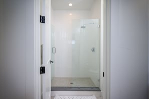 Shower, hair dryer, towels - River Run Chalet 101 I Great Views I Private Hot Tub I Bunk Room I Discounted Attractions (Fraser)