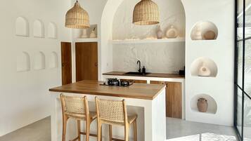 Fridge, oven, stovetop, coffee/tea maker