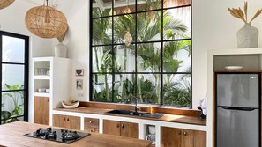 Kjøleskap, ovn, kokeplater og kaffetrakter/tekoker