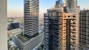 Um edifício alto com várias varandas e design arquitetônico moderno.