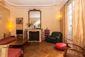 TV, fireplace - Mansion - Palais des Congrès, near Champs-Elysées. (Neuilly-sur-Seine)