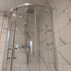 Apartment | Badezimmer | Dusche, Handtücher