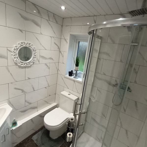 Apartment | Badezimmer | Dusche, Handtücher