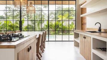 Fridge, oven, stovetop, coffee/tea maker