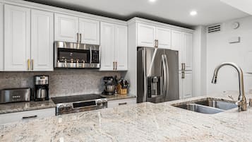 Een koelkast, een magnetron, een oven, een kookplaat