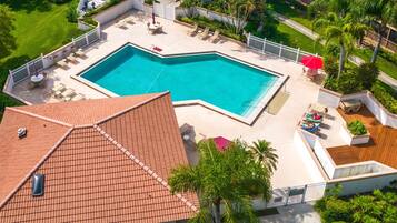 Utendørsbasseng og et oppvarmet basseng