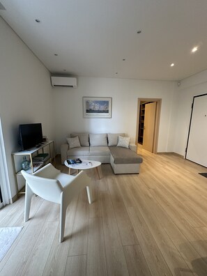 Smart TV - Athens Sea Front Apartment in Athenian Riviera, Varkiza (Varkiza)