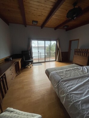 3 bedrooms, WiFi, bed sheets, wheelchair access - The Chicagon Cove House (Stambaugh Township)