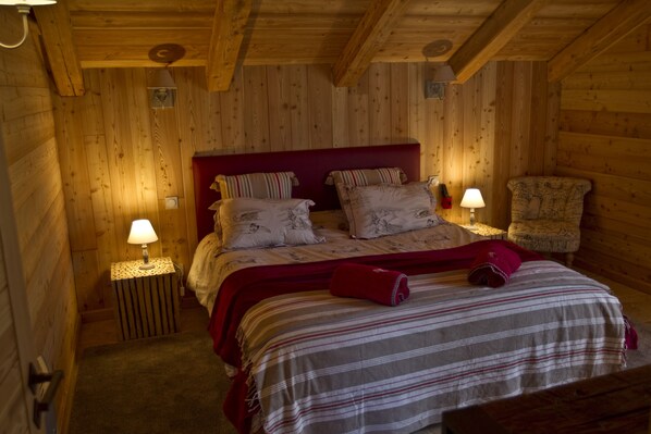 6 bedrooms, iron/ironing board, WiFi, bed sheets